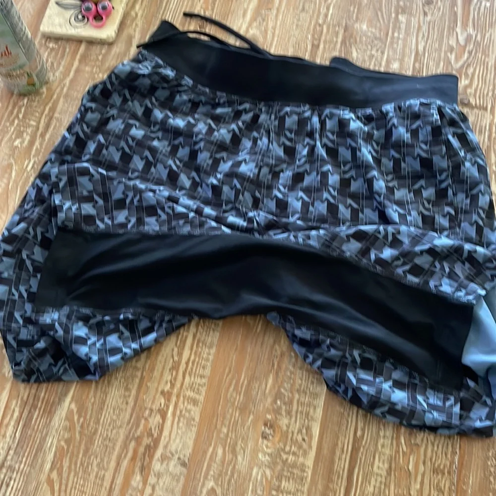 Mens Lululemon shorts with liner.  Barely worn. - Picture 2 of 5